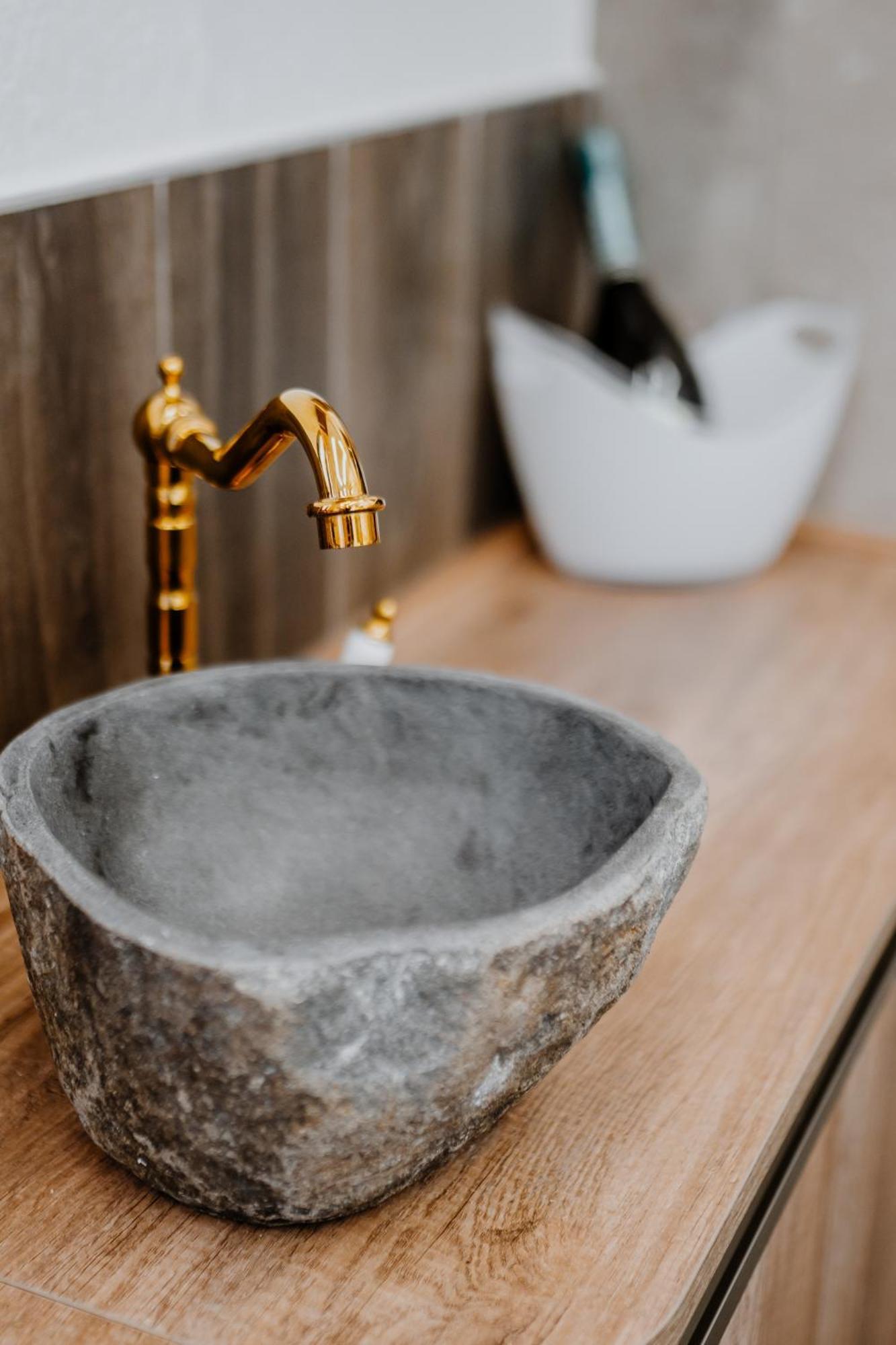 Luxuite Spa Con Piscina E Jacuzzi Alberobello Bagian luar foto