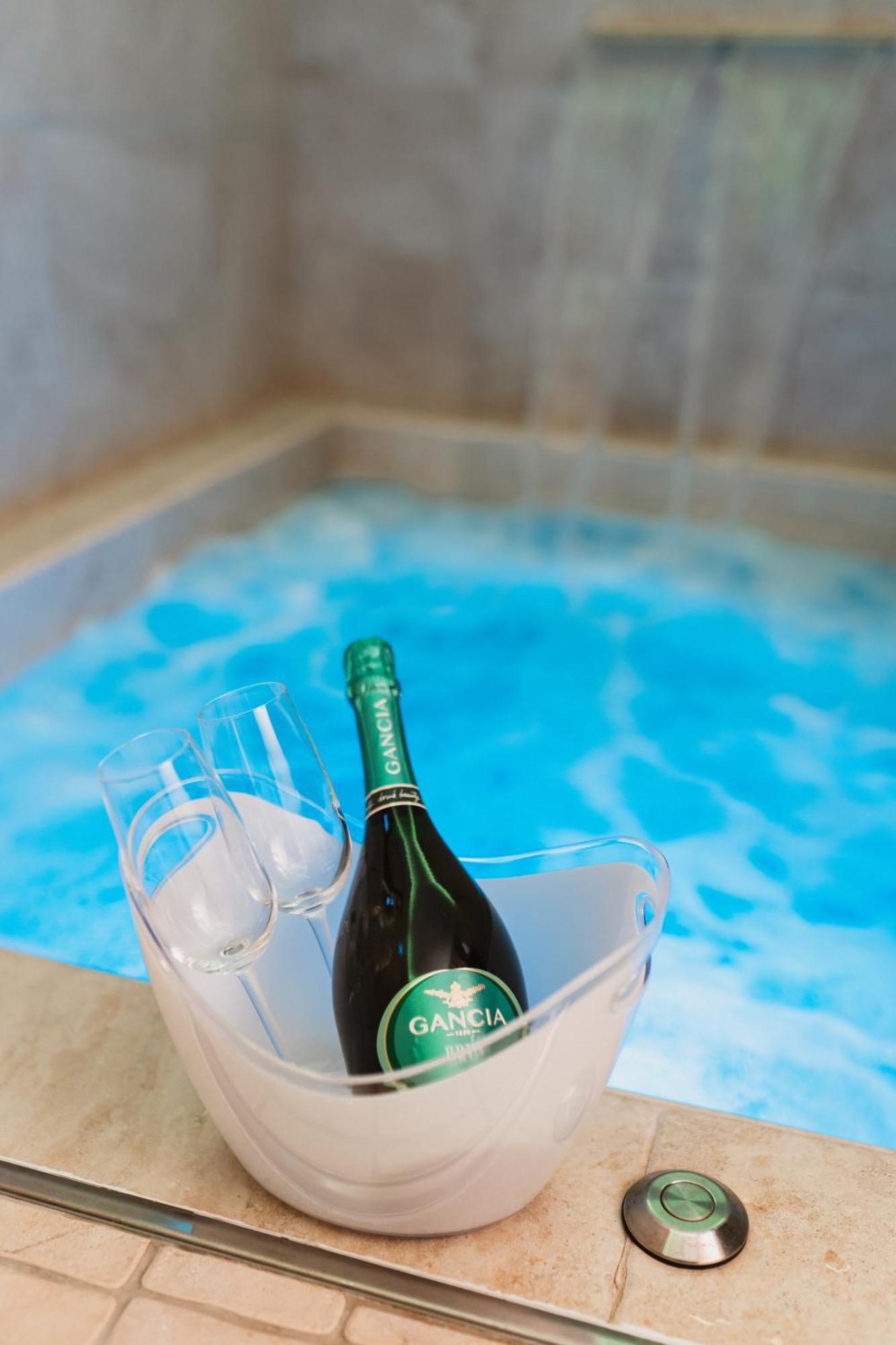 Luxuite Spa Con Piscina E Jacuzzi Alberobello Bagian luar foto